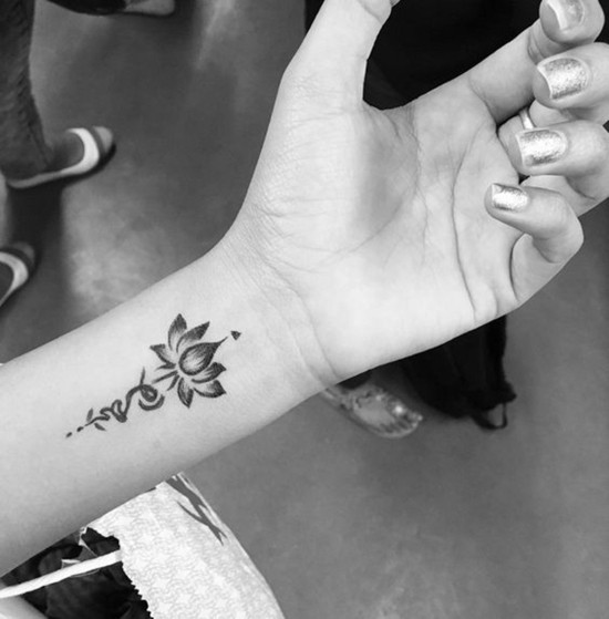 lotus mini tattoo handgelenk