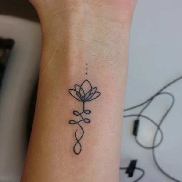 Single Line Lotus Tattoo am Handgelenk