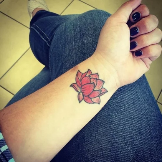 rote Lotusblüte am Handgelenk als Tattoo 