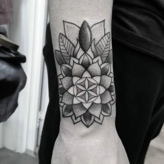 Mandala-Blume als Tattoo Handgelenk Design in Dotwork