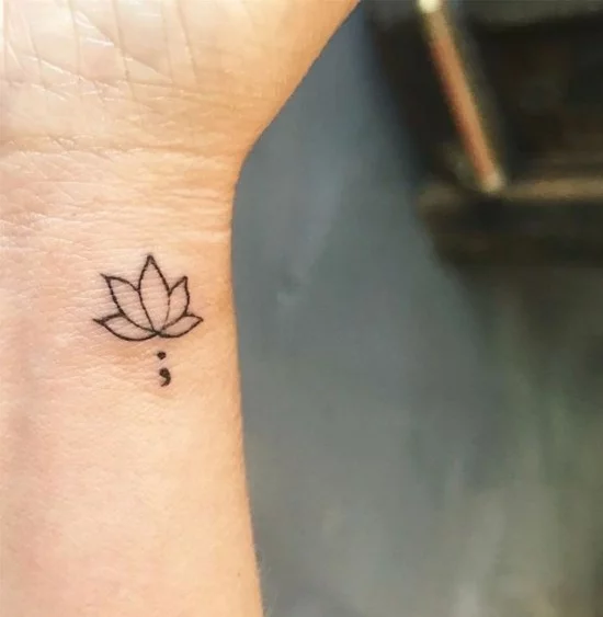 Mini Tattoo am Handgelenk - Lotusblüte und Semikolon