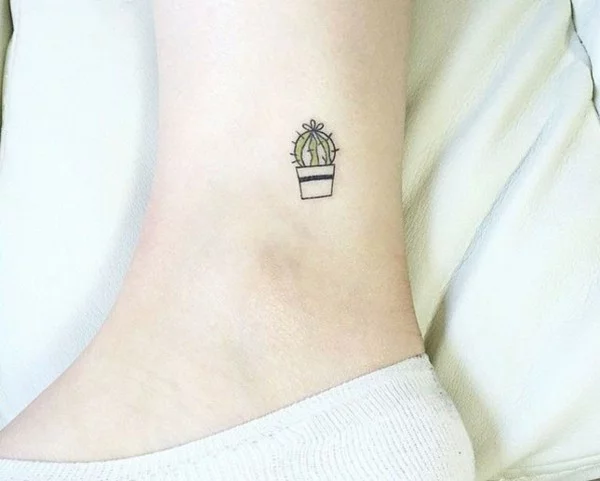 mini Tattoo am Fußgelenk mit Kaktus 