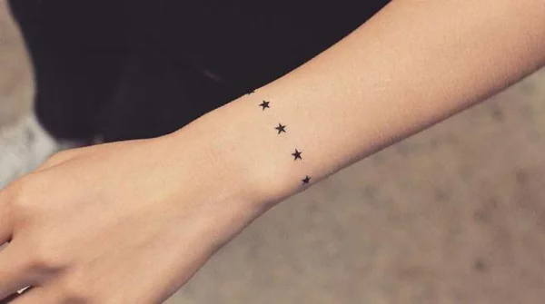 Mini Tattoos für Frauen mit Sternen am Handgelenk