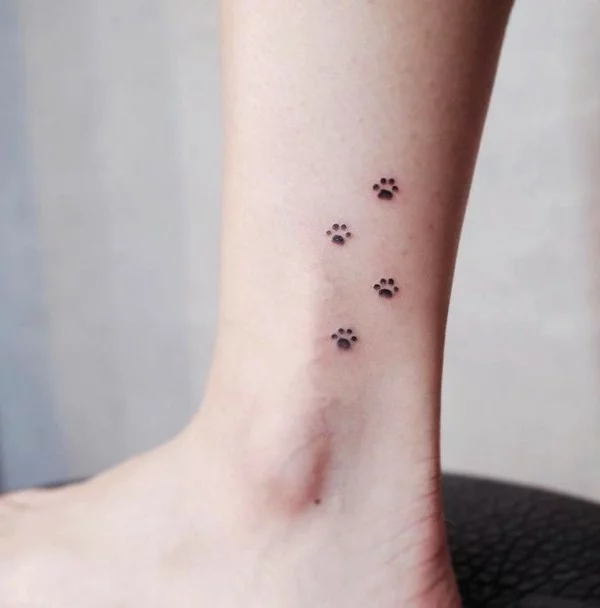 Mini Tattoos für Frauen mit Tierspuren am Fußgelenk