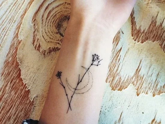 minimalistisches Tattoo Handgelenk Design mit Rosen und Mondsichel 