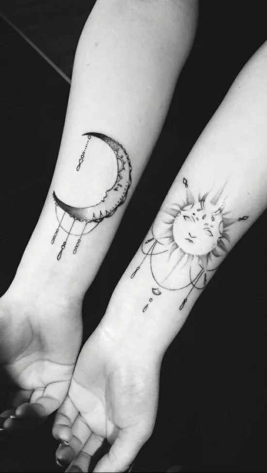 zierliches Tattoo Handgelenk Design mit Mondsichel und Sonne