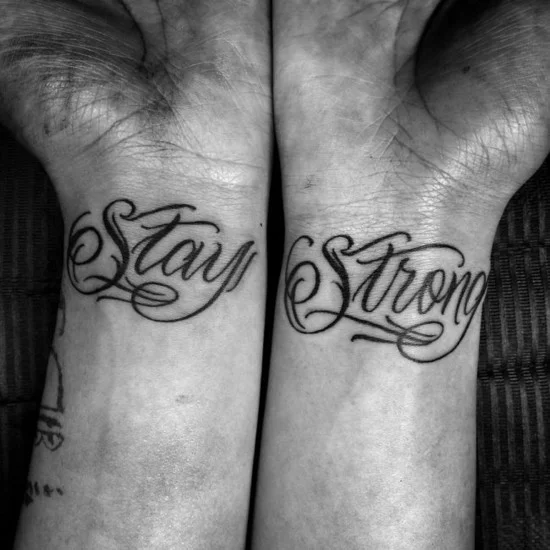 Stay Strong Schriftzug an beiden Handgelenken
