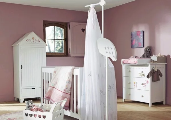 mädchen babyzimmer farbige wände rosanuance holzboden weiße möbelstücke