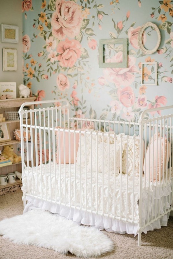mädchen babyzimmer frische blumentapete weißes babybett