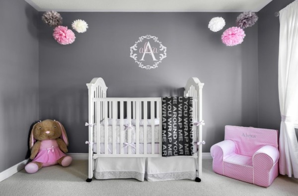 mädchen babyzimmer grau rosa kombinieren teppichboden weiße gardinen