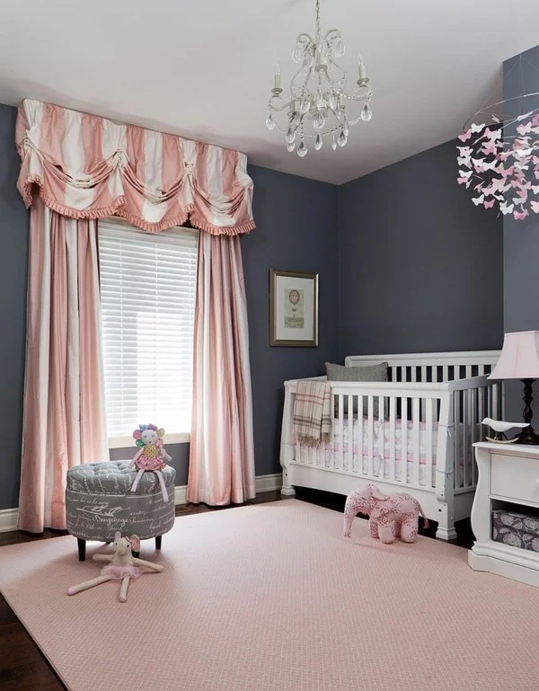 mädchen babyzimmer graue wände rosa teppich gardinen