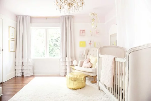 mädchen babyzimmer helle rosatöne goldene akzente