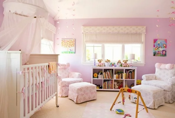 mädchen babyzimmer rosa wände sessel teppichboden