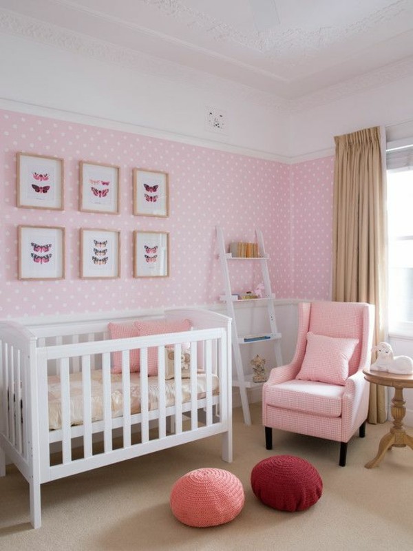 mädchen babyzimmer wanddeko rosatapete beige gardinen
