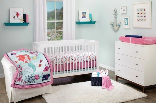 mädchen babyzimmer weiße möbel weißer teppich rosa elemente