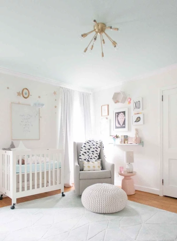 mädchen babyzimmer weiße wände teppich hellgrauer sessel