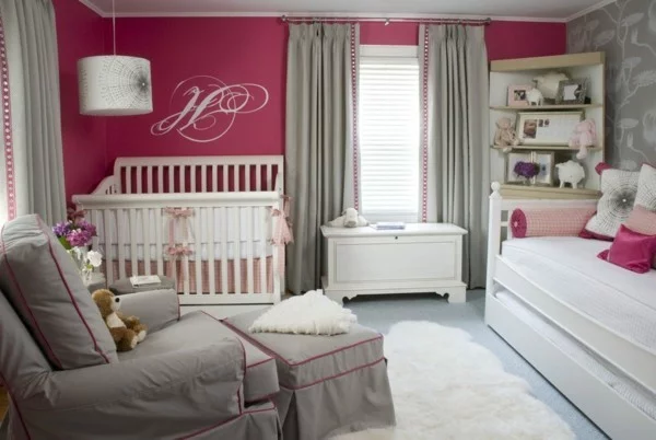 mädchen babyzimmer weißes design rosa akzente grauer sessel