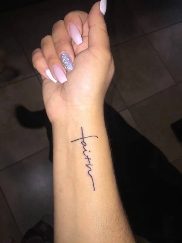 kleines Schriftzug-Tattoo am Unterarm für Damen 