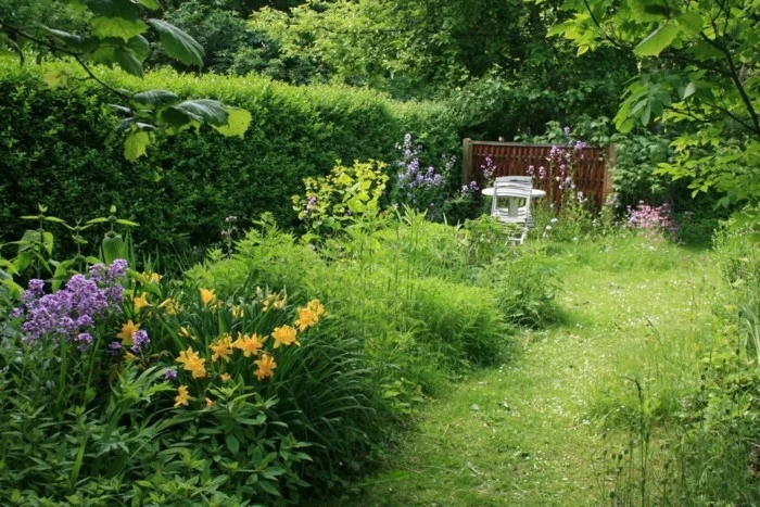 naturnaher Garten ohne Rasenkante gestalten