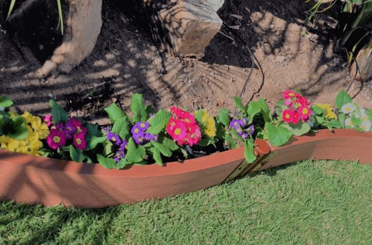 einfache Rasenkante aus Keramik für die Frühlingsblumen im Garten