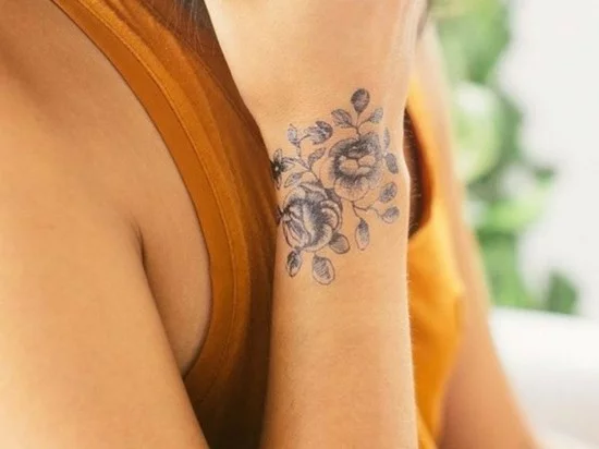 schönes Tattoo Handgelenk Design mit Rosen