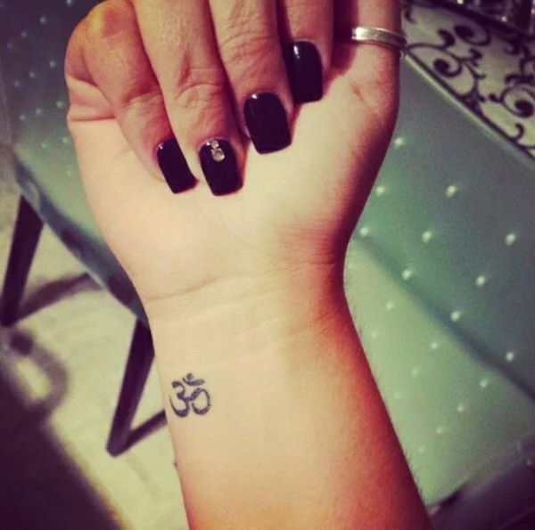 Om Symbol Tattoo am Handgelenk 