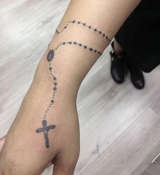 schöne Armkette Tattoo mit Kreuz am Handgelenk 