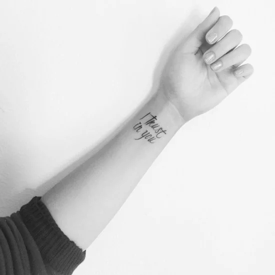Selftrust Schrift-Tattoo am Handgelenk