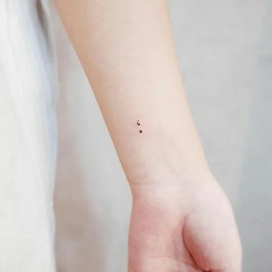 Mikro-Tattoo am Handgelenk - Semikolon
