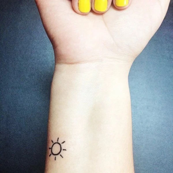 Mikro Tattoo für Damen mit Sonne am Unterarm