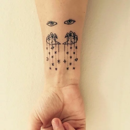 Handgelenk Tattoo - Hellseherin mit Sternen und Augen 