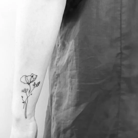 zarte Blüten in Blackwork als Tattoo am Handgelenk