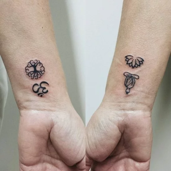 Tattoo Handgelenk Design mit kleinen Buddha und Yoga Symbolen