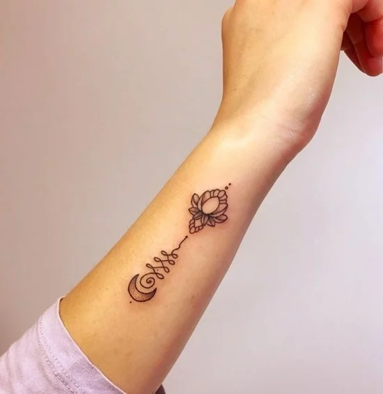 kleines Tattoo Handgelenk Design mit Lotus und Halbmond