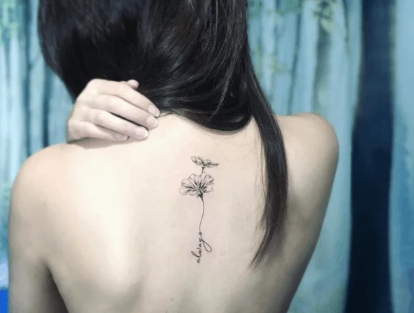 kleines Tattoo mit Blumen am Rücken