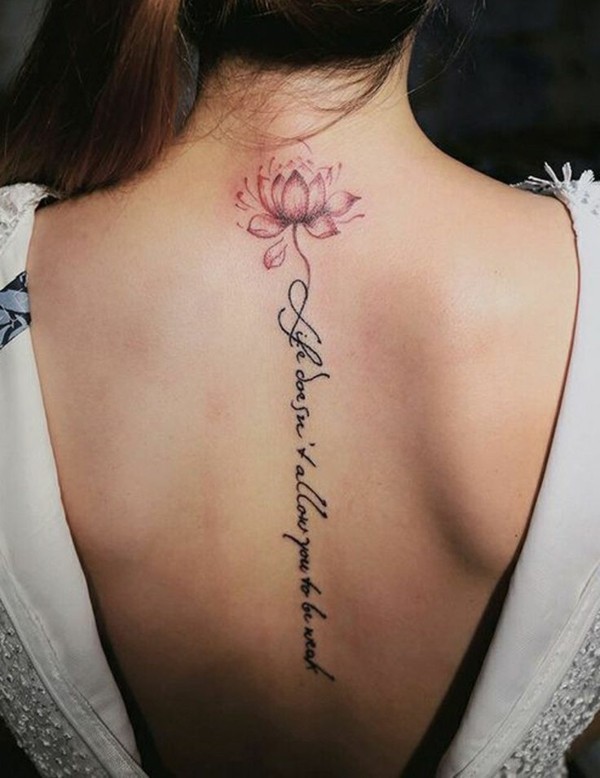Frau schrift oberarm tattoo Tattoo Brust