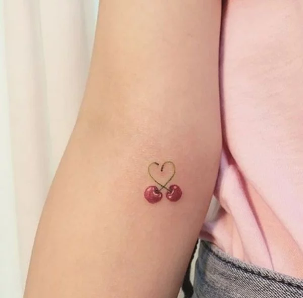 Mini Tattoo am Unterarm mit Kirschen und Herz