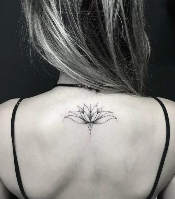 kleines Tattoo für Frauen mit Lotus am Rücken