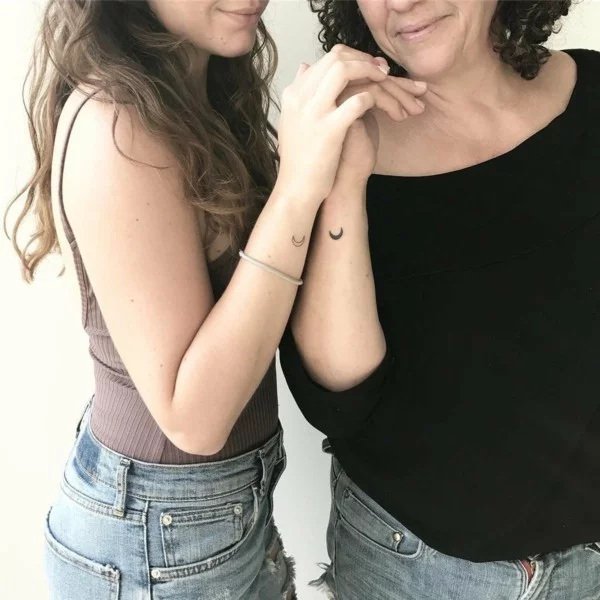 Tochter-Mutter Mini Tattoos mit Halbmond am Handgelenk