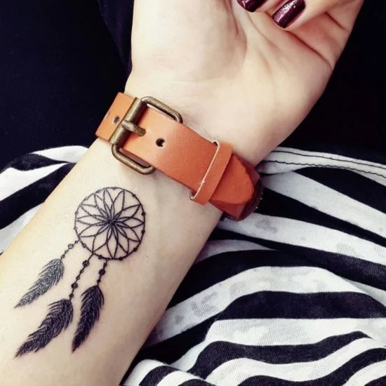 Traumfänger als kleines Tattoo Handgelenk Design 