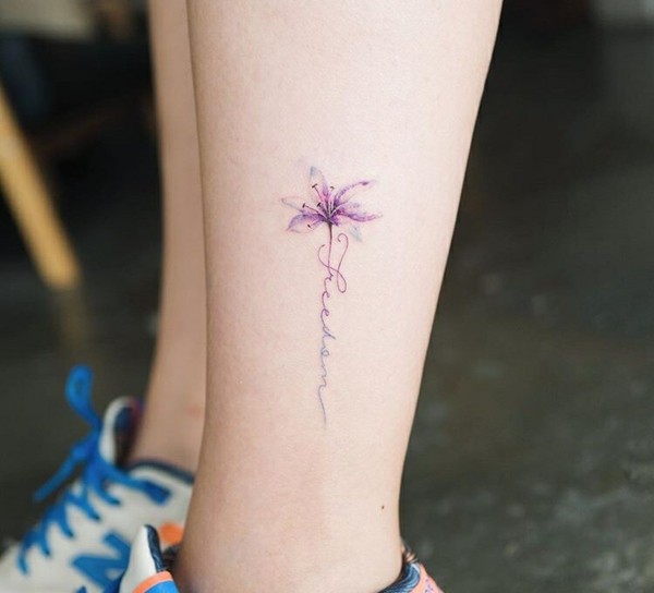 unterschenkel tattoos frauen blume schrift tätowierung
