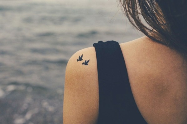 kleine tattoos frauen vögel schulter tattoo