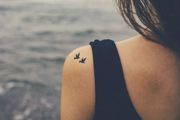 kleine Tattoos für Frauen - Tauben am Schulter