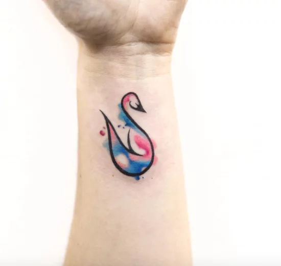 stilisierter Schwan in Aquarell als Tattoo am Handgelenk