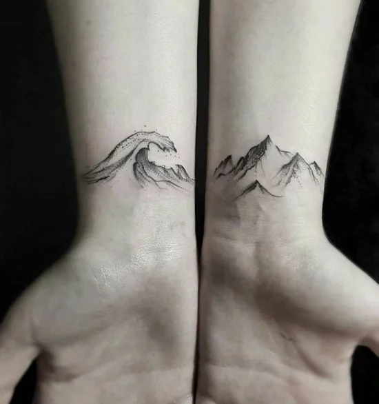 feines Tattoo Handgelenk Design mit Tsunami und Bergen im japanischen Stil 