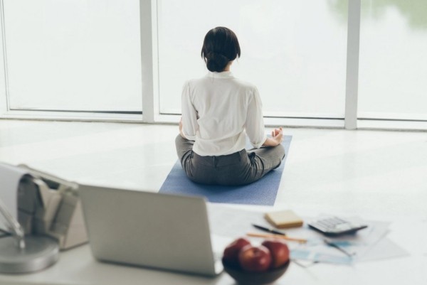 Auszeit benötigt Stress abbauen eigenen Weg finden Yoga Meditation