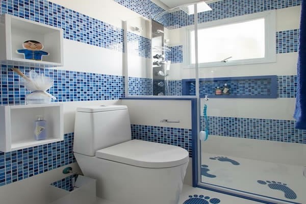 Blau-weißes Konzept bad neu gestalten