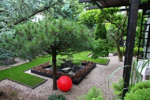 Feng Shui Gartenideen schöne Gartengestaltung rote Kugel Blickfang