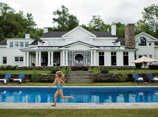 Gartenpools luxuriöse Immobilien Sportbetätigung für Kinder kleines Mädchen rennt um den Pool