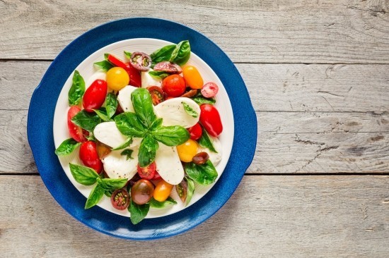 Ketogene Diät Caprese Salat gesund fettreich ohne Kohlenhydrate